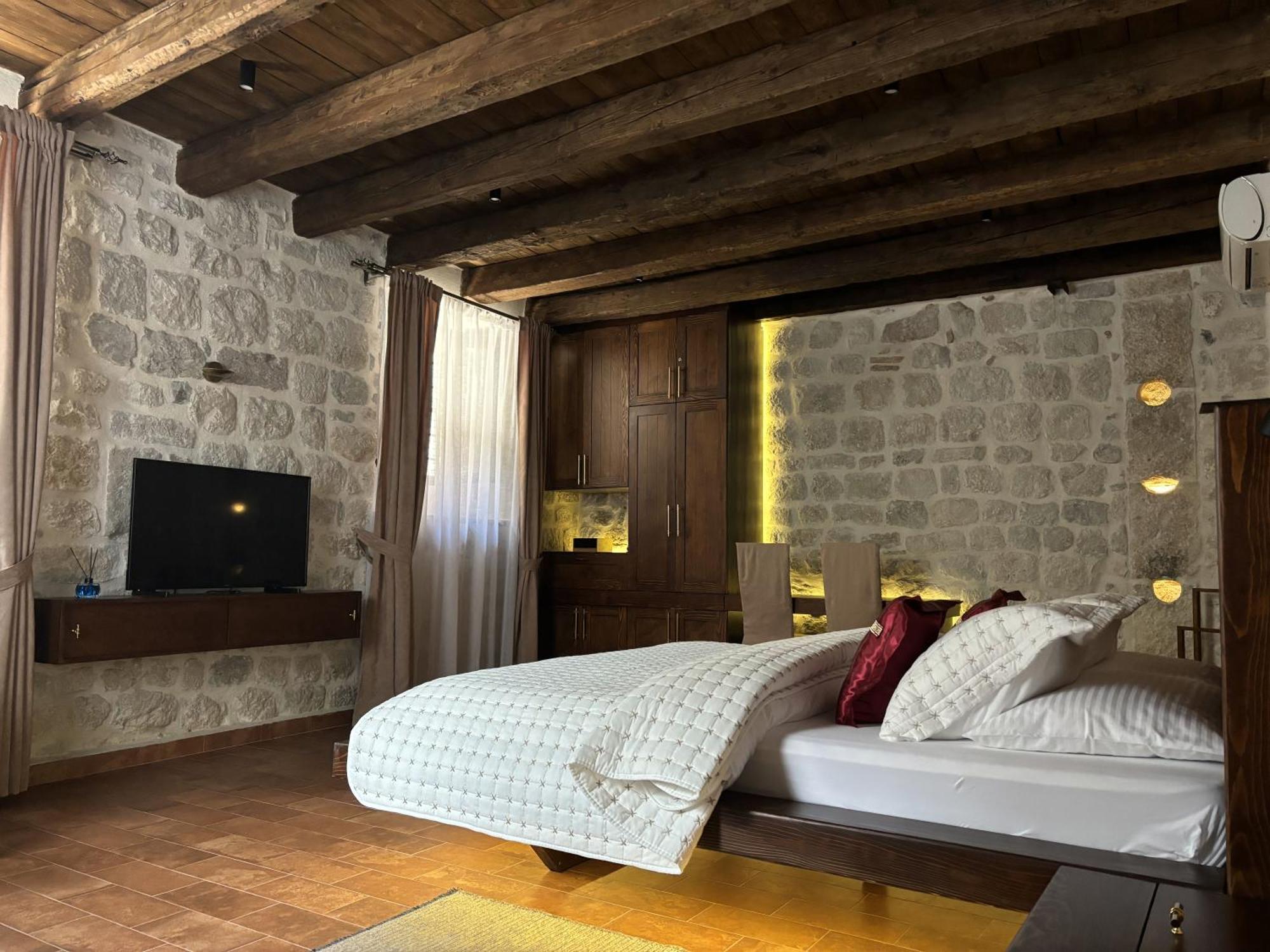 Kazin Supreme Hotel Kotor Bagian luar foto