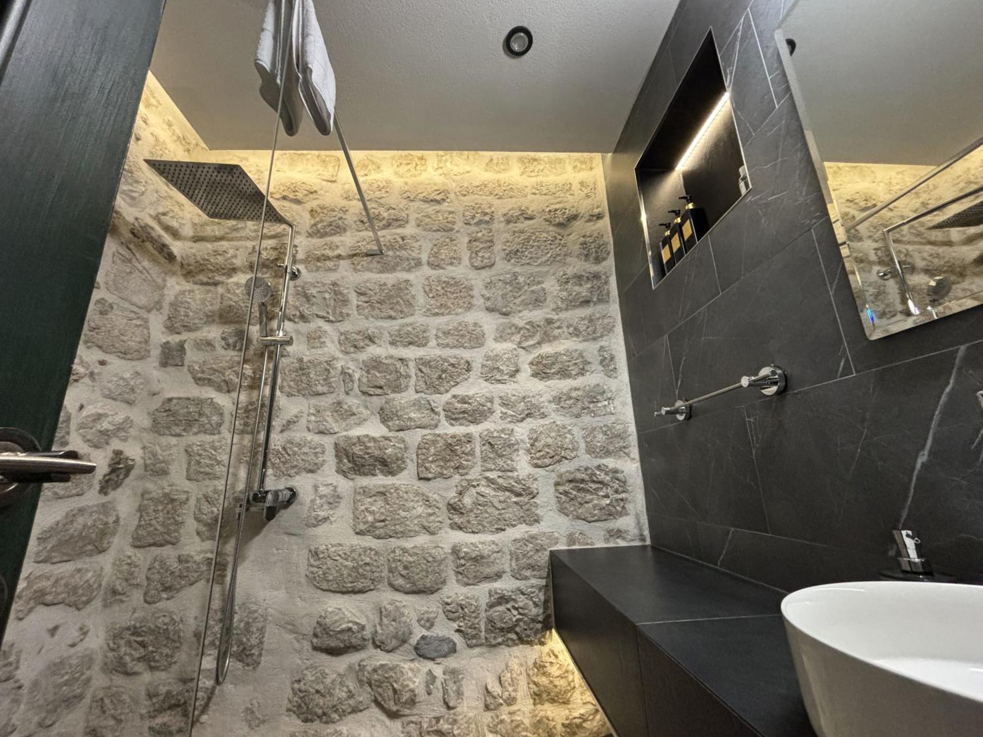 Kazin Supreme Hotel Kotor Bagian luar foto