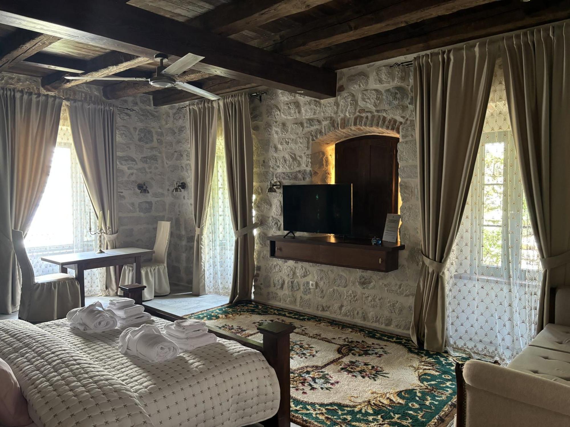 Kazin Supreme Hotel Kotor Bagian luar foto